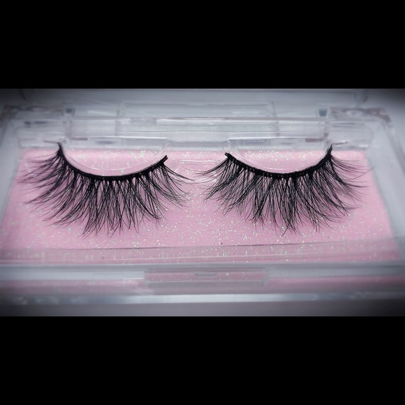 🎀Glitz & Glam Cruelty Free Lashes- Hunting… - Picture 3 of 4